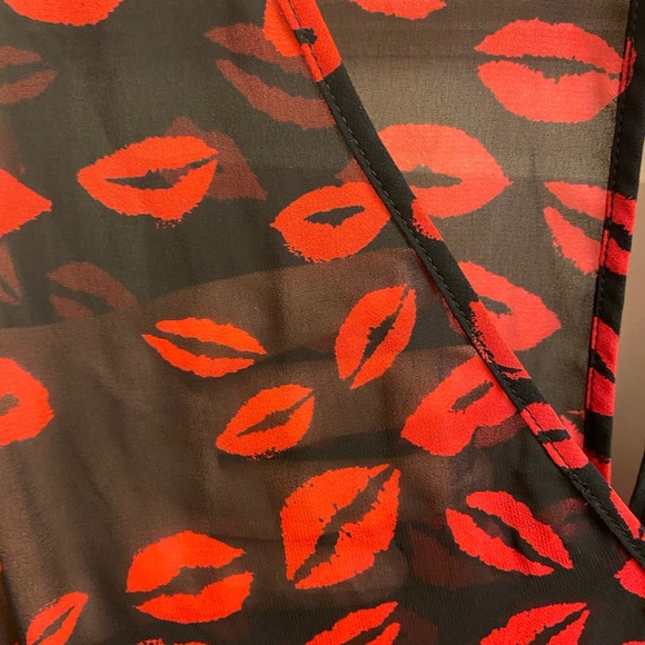 MBLM Beach Coverup with Lips Patter - Picture 5 of 5